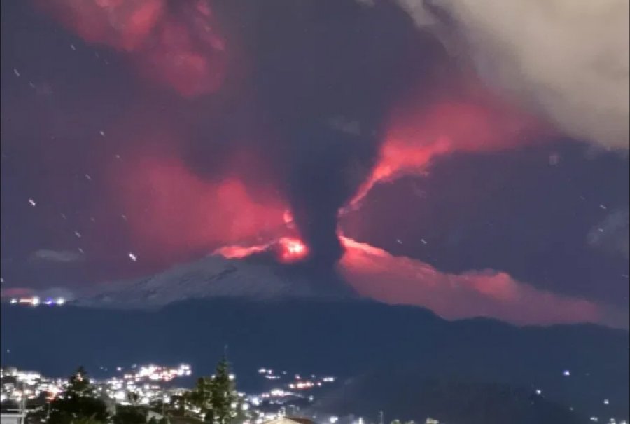 Shpërthen vullkani Etna në Sicili, llavë dhe hi në qiell