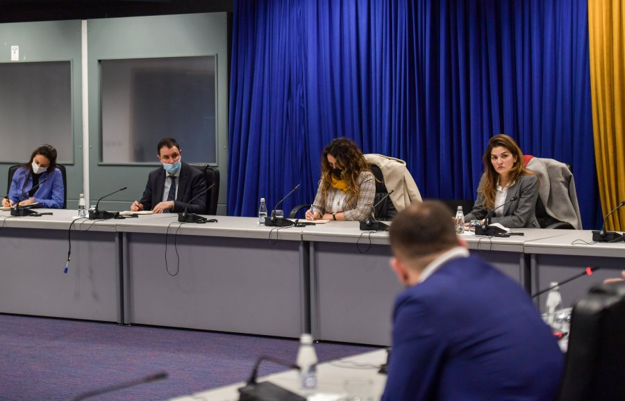 Rrjeti i Shitësve me Pakicë kërkon të zgjatet orari i punës për festat e fundvitit