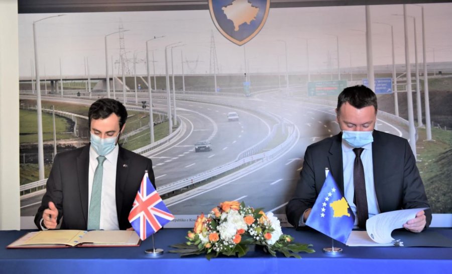 Kosova dhe Britania nënshkruajnë marrëveshje për transportin ndërkombëtar tokësor