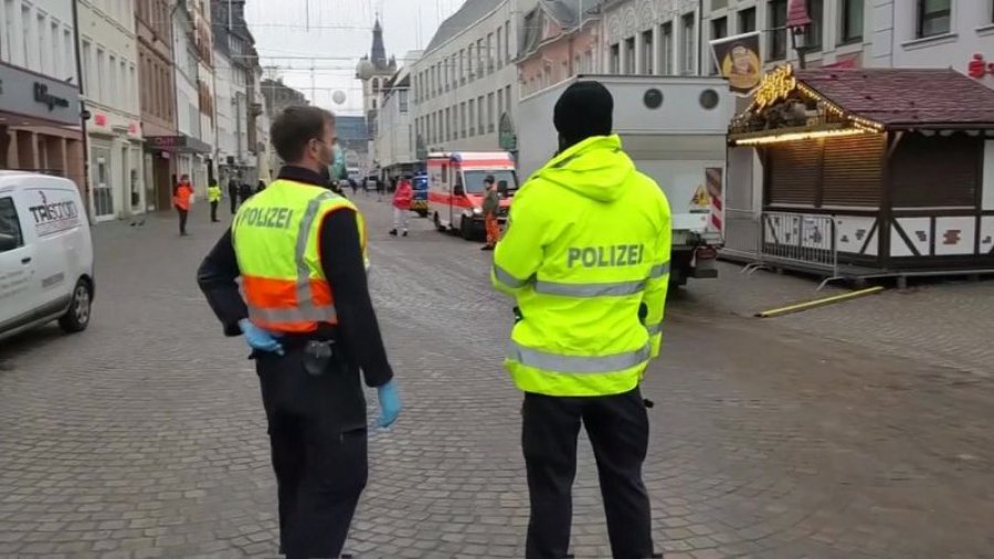 Dy të vdekur e 15 të lënduar pasi një veturë godet këmbësorët në Gjermani