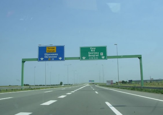 E tmerrshme: Dy shqiptarëve u plaçkiten 10 mijë euro në autostradën Nish-Vranjë