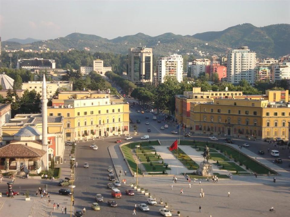 Ngjarje e rëndë në Tiranë: Shtatë vjeçari e vret aksidentalisht babain