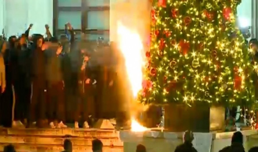 Situatë e tensionuar në Tiranë, protestuesit djegin pemën festive para Kryeministrisë