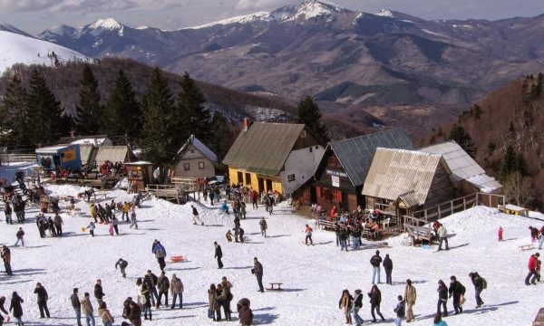 Kohë pandemie: Qindra njerëz në Brezovicë, Policia dhe Inspektorati nisen drejt qendrës turistike!