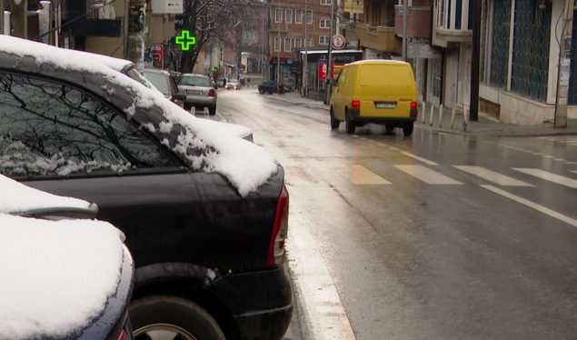 Reshjet e borës vështirësojnë lëvizjen në rrugë, 86 aksidente për 24 orë