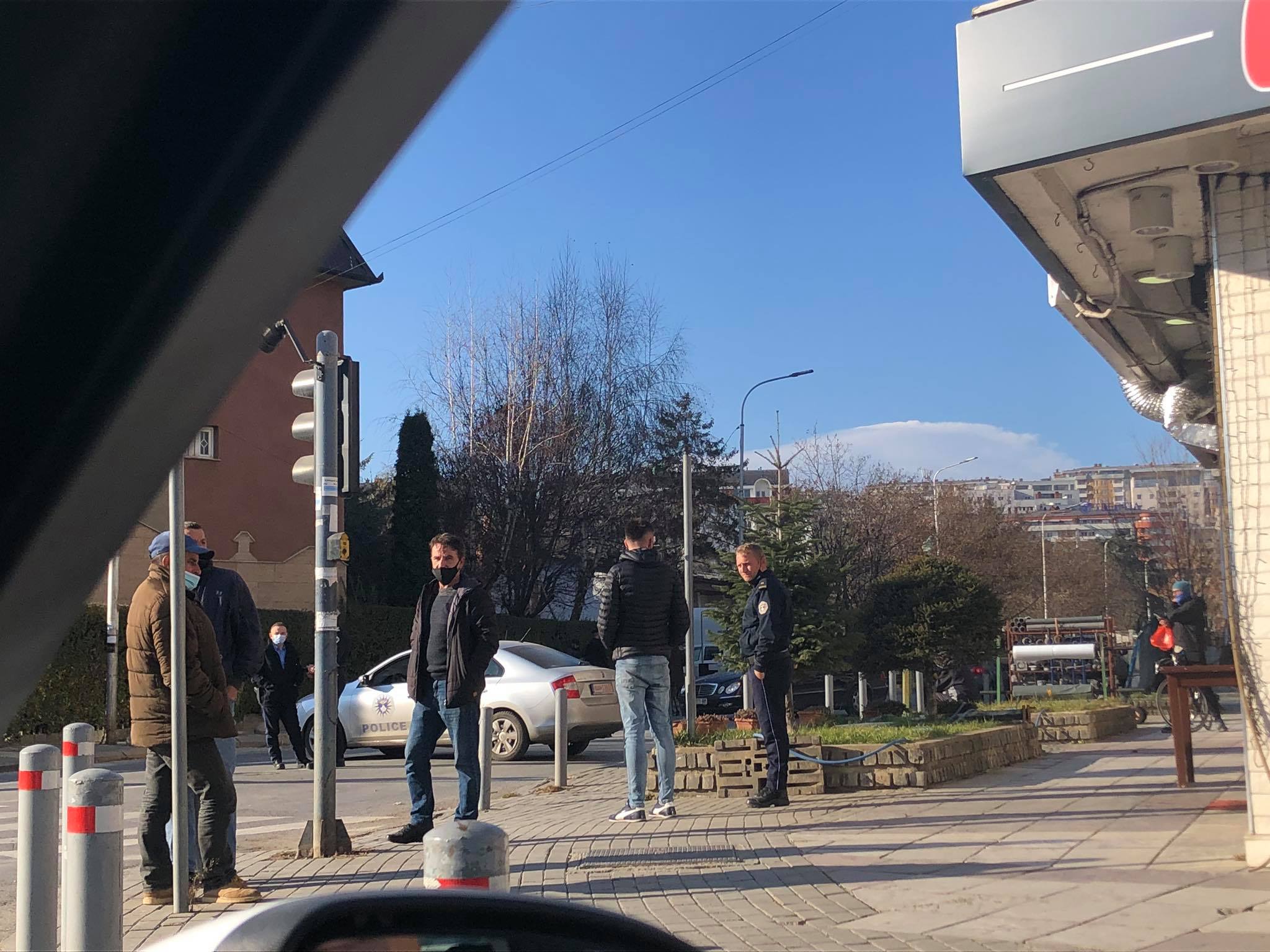 Policia gjen një pistoletë në kontejner e cila dyshohet se u përdor për vrasje