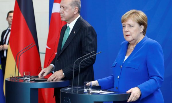 Merkel liderja e preferuar e kosovarëve, Erdogan i dyti
