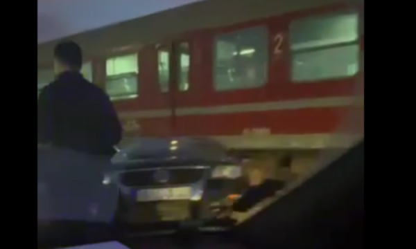Prindërit dhe dy fëmijët mbeten të lënduar pasi vetura u godit nga treni në Prishtinë
