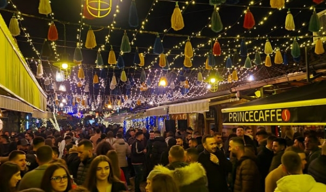 Gjakovarët s’pyesin për masat e Qeverisë, bëhen troç në “Çarshinë e Vjetër”
