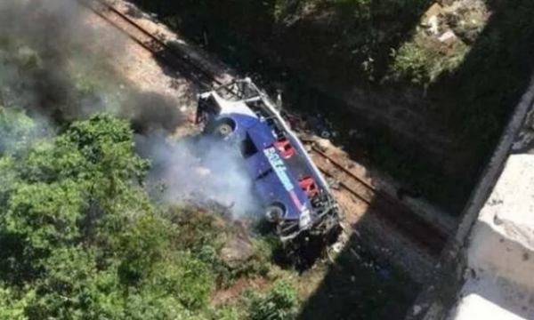 Dhjetë persona humbin jetën pasi autobusi bie në humnerë