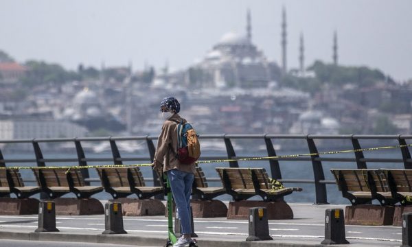 Shtetet mbyllen njëra pas tjetrës si pasojë e koronavirusit të ri