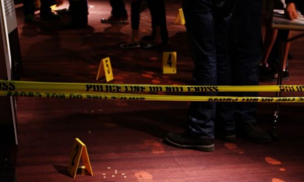 Përleshje me armë zjarri si në filma: Plagos dy persona, llapjani pastaj gjuan edhe policinë