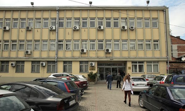 Sulmuan një person zyrtar, u caktohet masa e paraburgimit tre personave