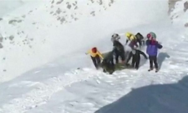 Humbin jetën nga orteku dhe stuhitë disa alpinistë