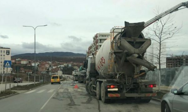 Bllokoi rrugën në Prishtinë, shoferi dënohet me 200 euro gjobë