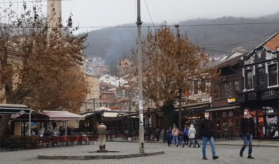 Prizren, restorantet e mbyllura, sheshet përplot me qytetarë