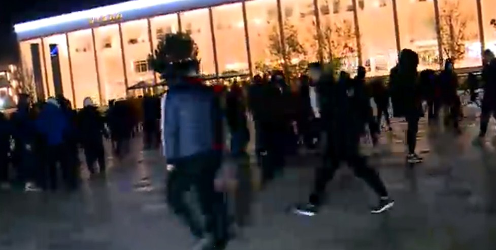 Protestuesit sërish tek sheshi në Tiranë, policia i shpërndan me gazlotsjellës