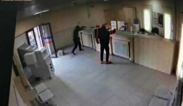 Momenti kur grabitësit hyjnë me armë në një bankë në Turqi