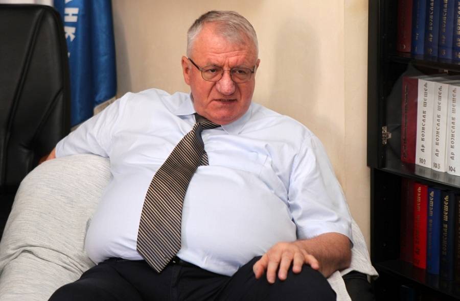 Kosovari e “çmend” Sheshelin, ia bën shqiponjën para shtëpisë së tij!