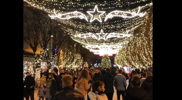 Prishtinasit nuk i ndal as Covid-19, dalin për të shëtitur në sheshin me drita festive