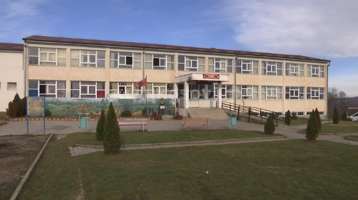 Kaçanik, prindi i nxënësit tenton t’ia vë flakën shkollës (VIDEO)