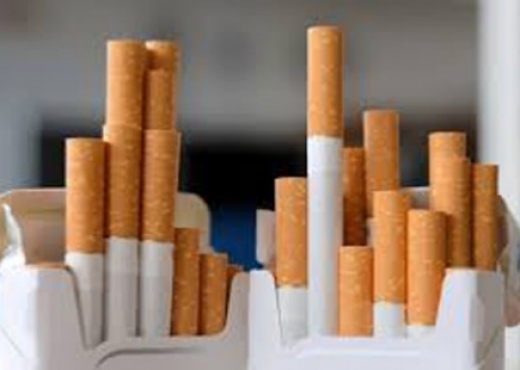 E tmerrshme: Shitësit të cigareve ia kallin duart në një kafene në Prishtinë dhe qeshin me të