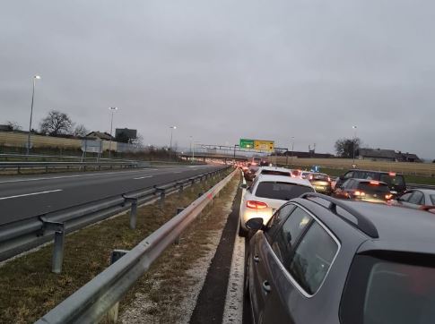 Kolona të gjata në kufirin Hungari-Serbi, bashkatdhetarët ia msyjnë Kosovës