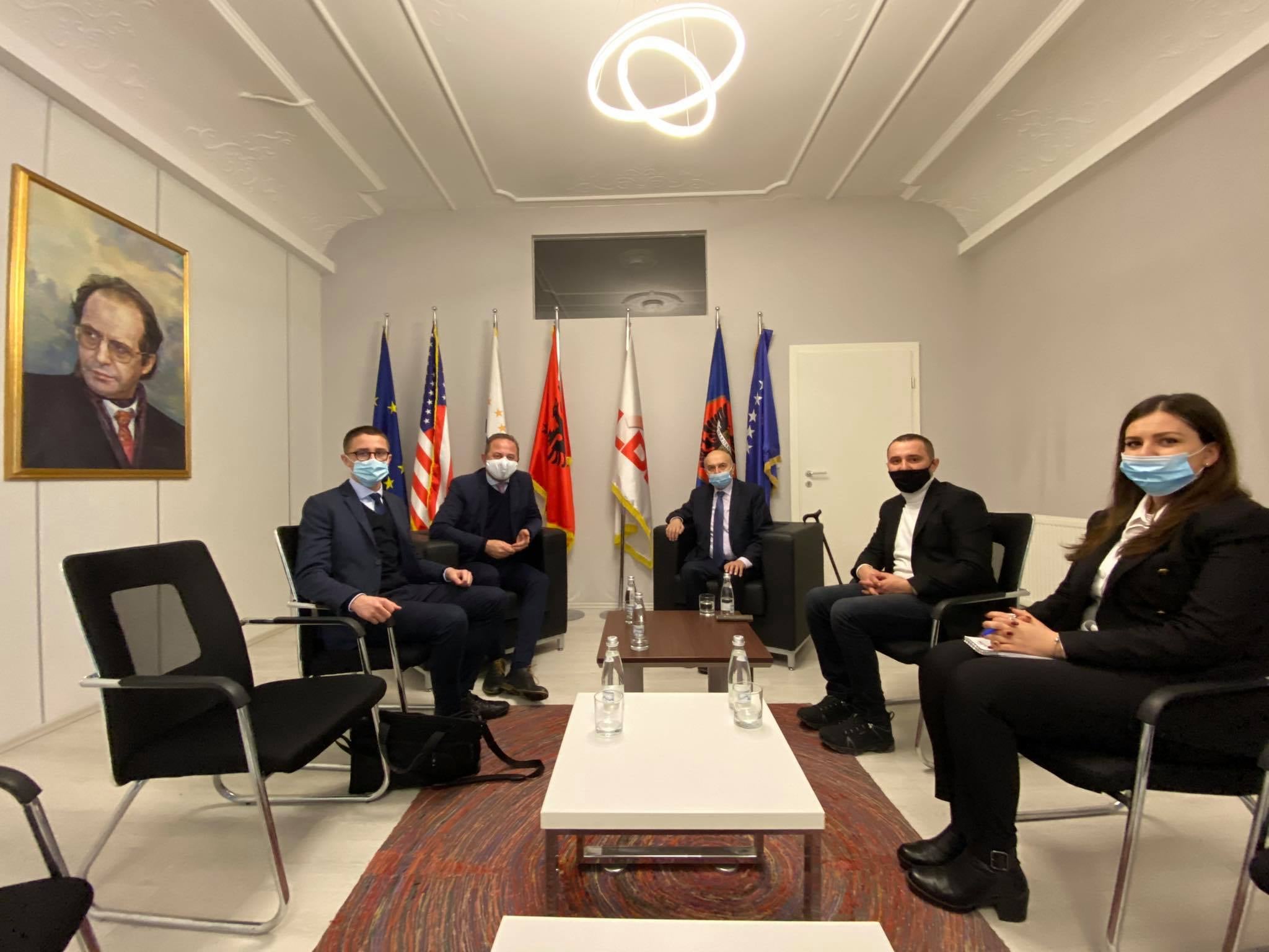 Mustafa e mirëpret 15 vjeçarin që bëri praktikë në zyrën e Merkel