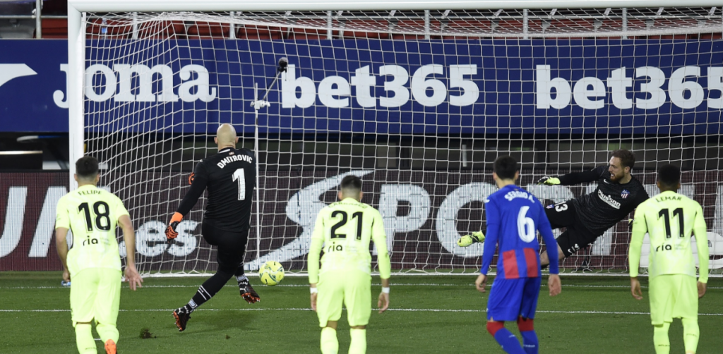 E pabesueshme, portieri i Eibarit i shënon gol Atletico Madridit