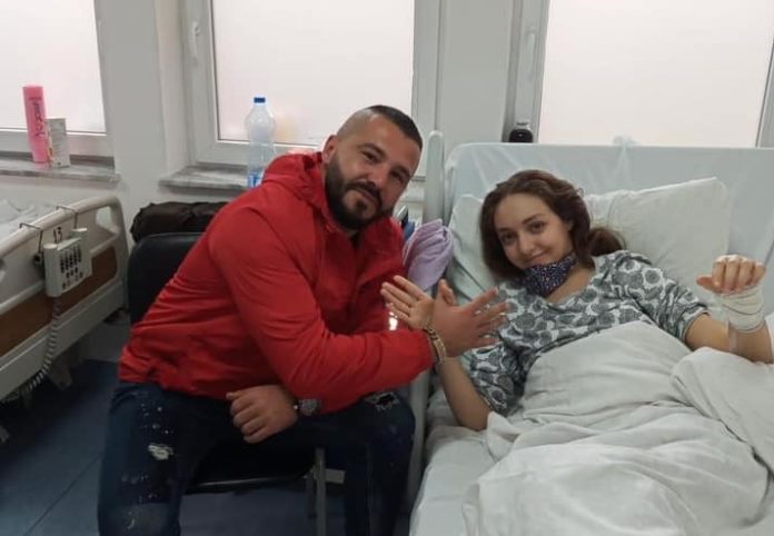 Deçanasi që doli vullnetar t’ia dhuronte veshkën 19-vjeçares i dëshpëruar që nuk arriti ta shpëtonte