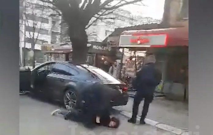 “O falem të lutna”, tre policë në Pejë maltretojnë një të ri gjatë arrestimit