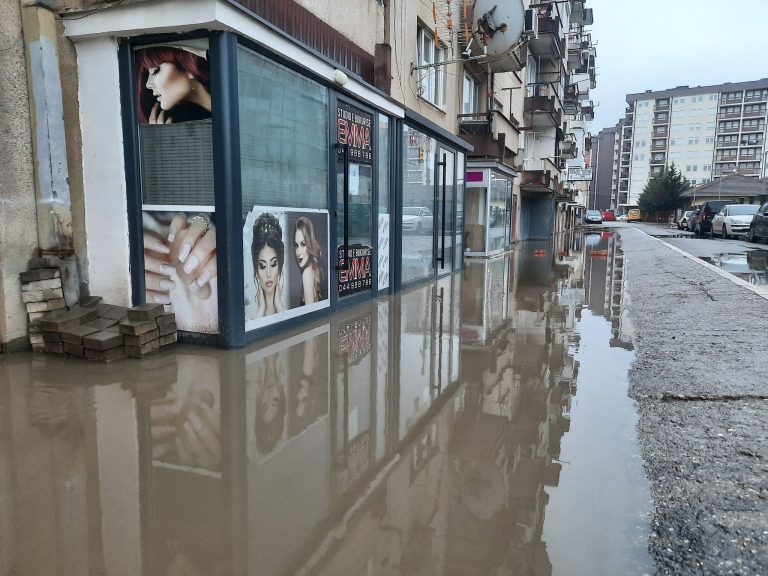 Pronarët e bizneseve në Bresje në hall nga përmbytjet, thonë se Komuna s’po u gjen zgjidhje