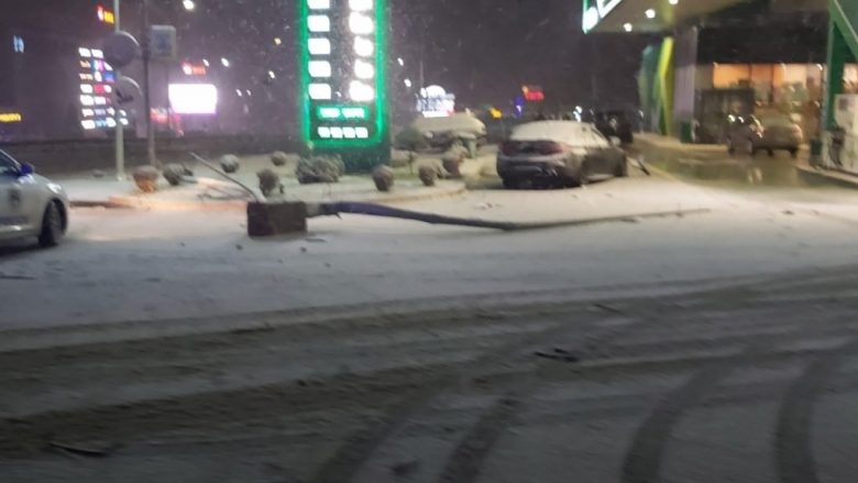 Aksident trafiku në Prishtinë, vetura përfundon në një pompë derivatesh