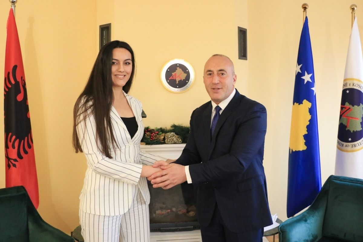 Ramush Haradinaj e prezanton një ekonomiste si pjesë të listës së AAK-së në zgjedhje