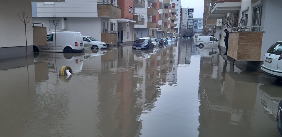 Uji depërton nëpër banesa në Fushë Kosovë, bllokohet komplet rruga