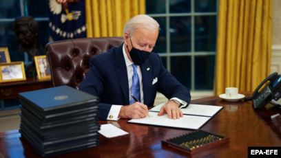 Biden nënshkruan 10 urdhra ekzekutivë për trajtimin e pandemisë