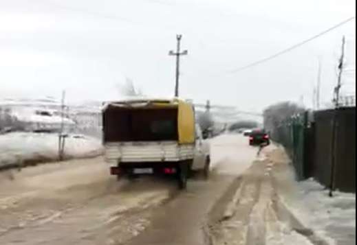 Vërshohen rrugët në Rahovec, vështirësohet komunikacioni