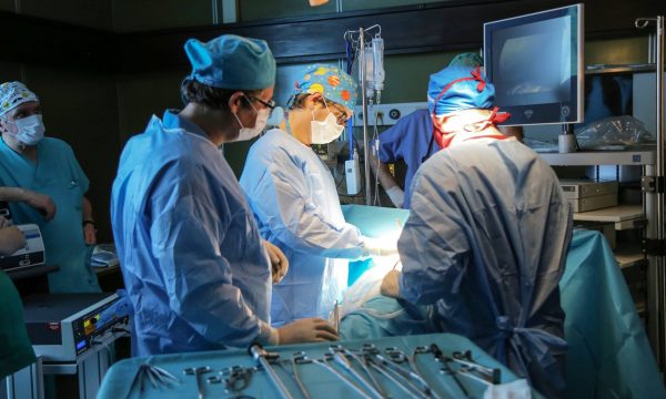 Ndodh edhe kjo: Ndalet rryma në Ortopedi, operacioni kryhet me dritë të telefonit
