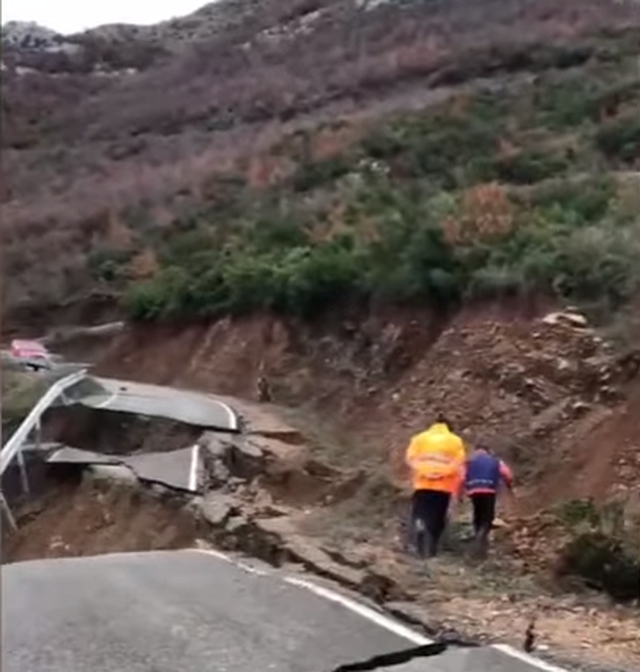 Pamje të frikshme nga Shqipëria, reshjet çajnë në mes rrugët