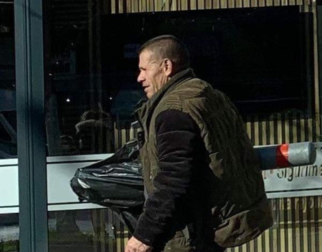 Kapet mat qytetari duke vjedhur shtyllën në Prishtinë