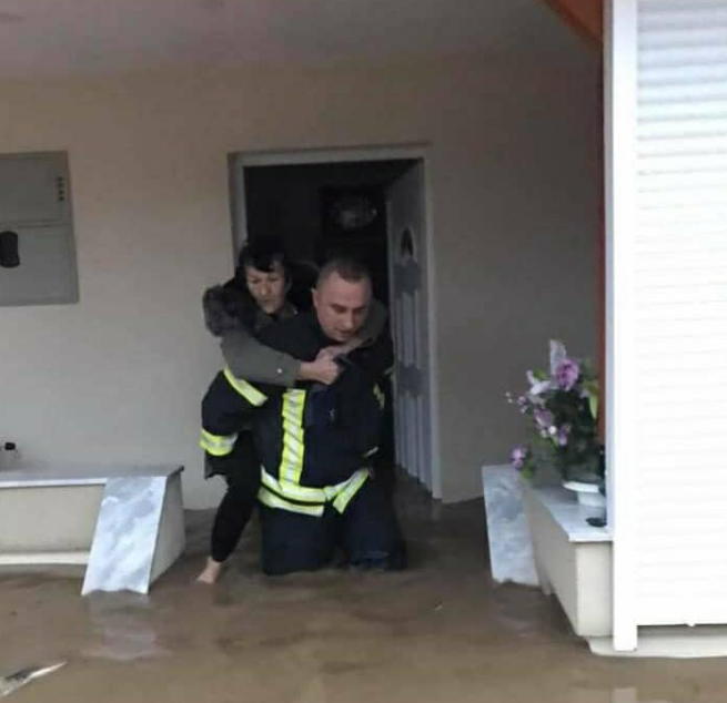Iu përmbyt shtëpia nga uji, zjarrfikësi nxjerr të moshuarën jashtë