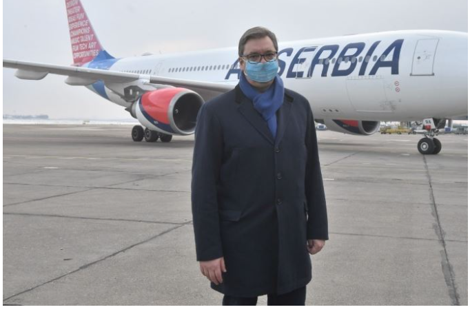 Zbret në Serbi avioni me 1 milion doza të vaksinës kineze Sinopharm, Vuçiç i pret në aeroport