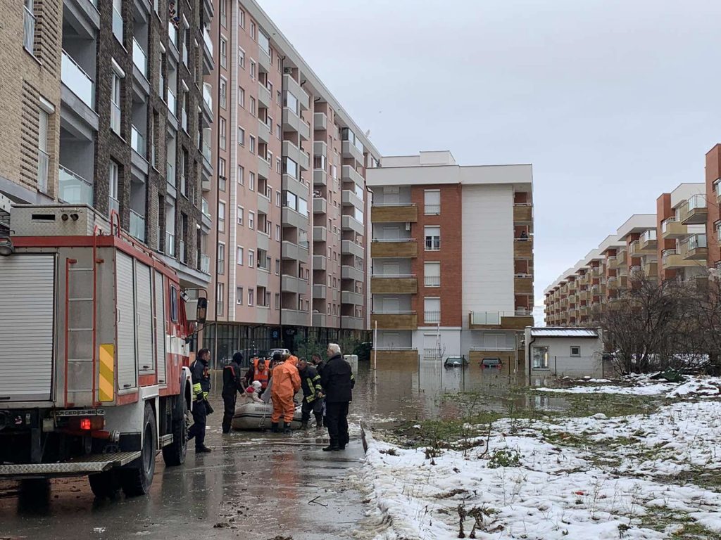 Nga vërshimet, fillon evakuimi me barka në Fushë Kosovë