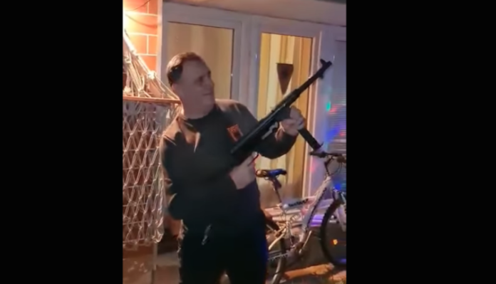 Ish-luftëtari i UÇK-së rrafall plumbash në natën e Vitit të Ri, i dërgon mesazh Gjykatës Speciale