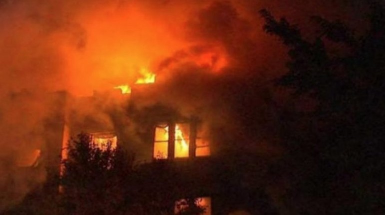 Një vikendicë përfshihet nga flakët në Brezovicë