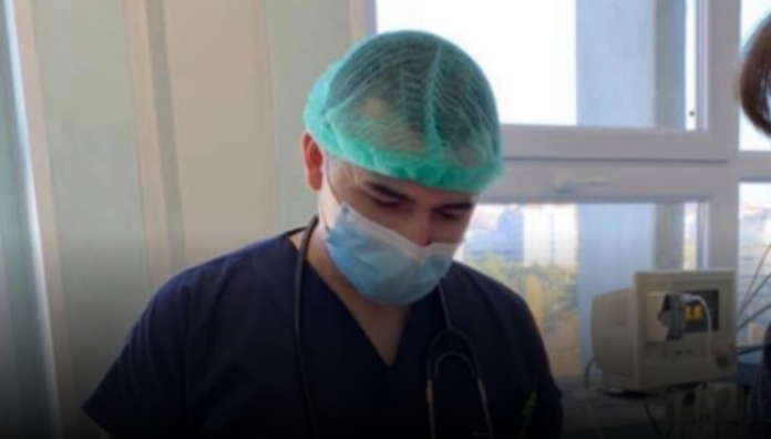 Rrëfen anesteziologu që u sulmua në QKUK: Shkova për të ndihmuar pacientin, sapo hyra në dhomë më goditën