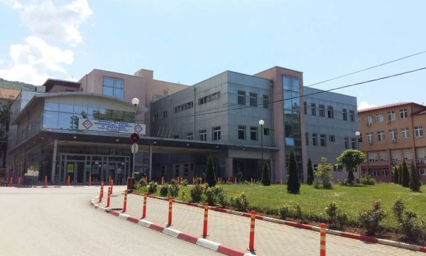 I përkeqësohet gjendja, vetëm pas tri ditësh mjekët arrijnë t’ia gjejnë plumbin në këmbë