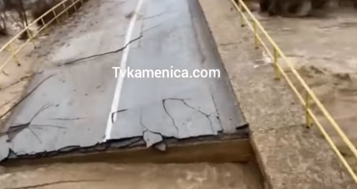 Kamenicë: Uji “përpin” asfalltin, shembet ura