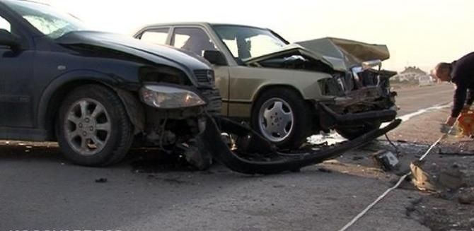 Në aksidentin e rëndë vetura ndahet përgjysmë, humb jetën një person dhe plagosen katër persona