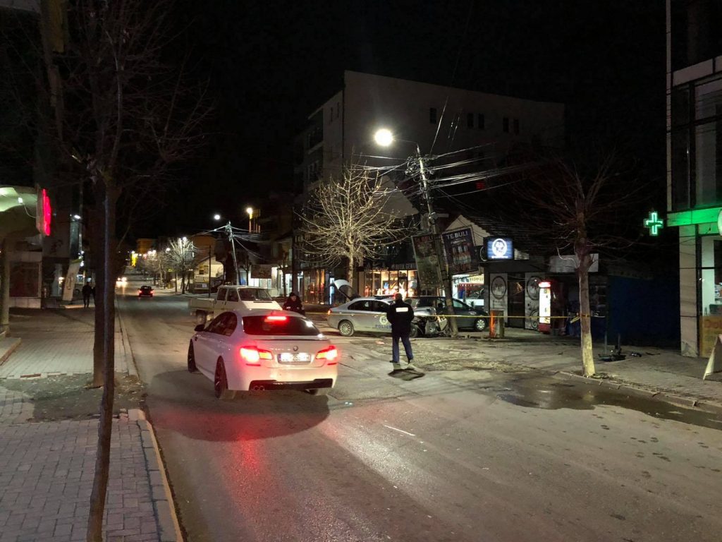 Vetura e policisë pëson aksident, përplaset me shtyllë elektrike